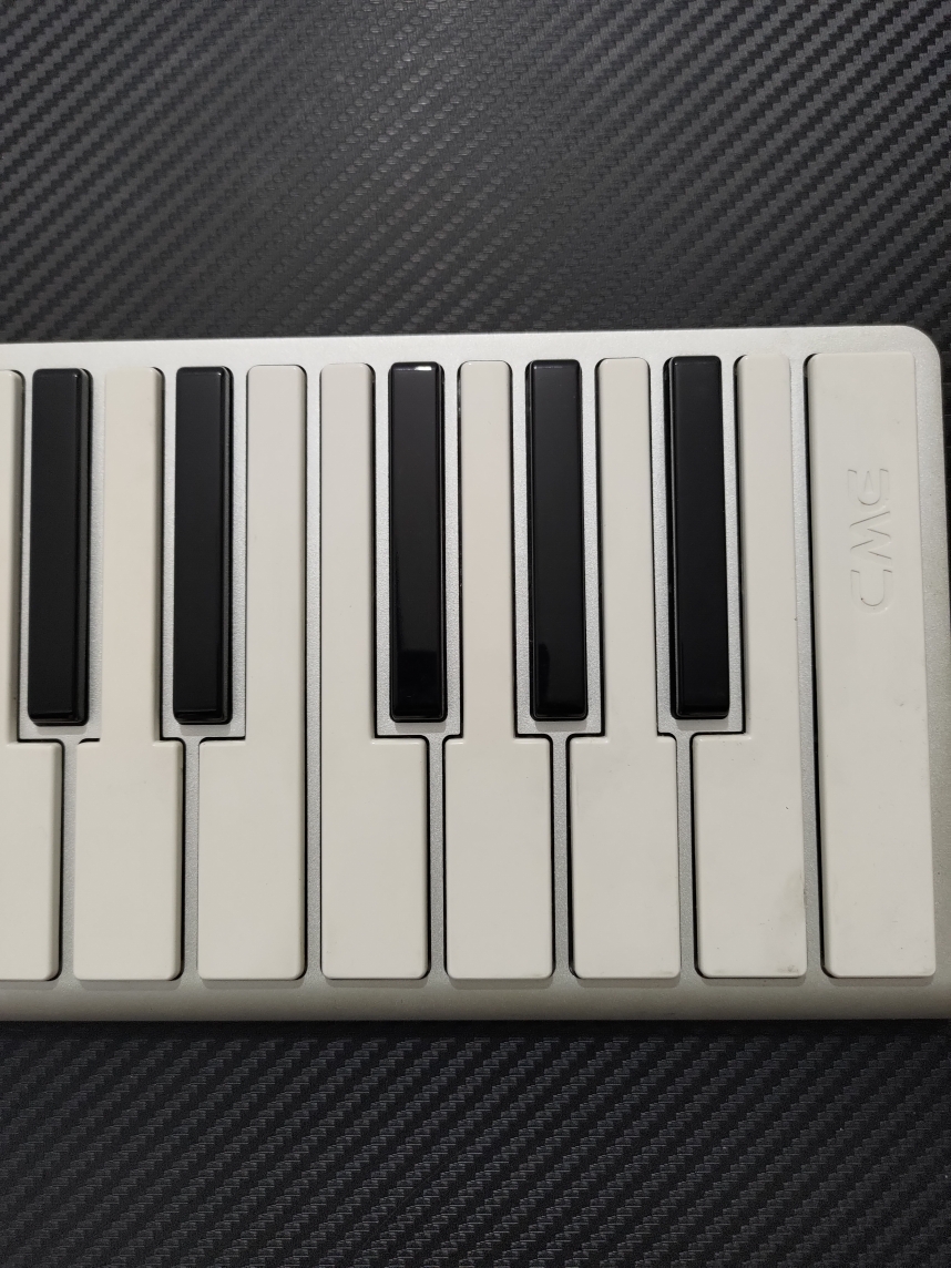 Buy Used 'CME XKEY 25 Poly AfterTouch MIDI Keyboard' Online Bajaao