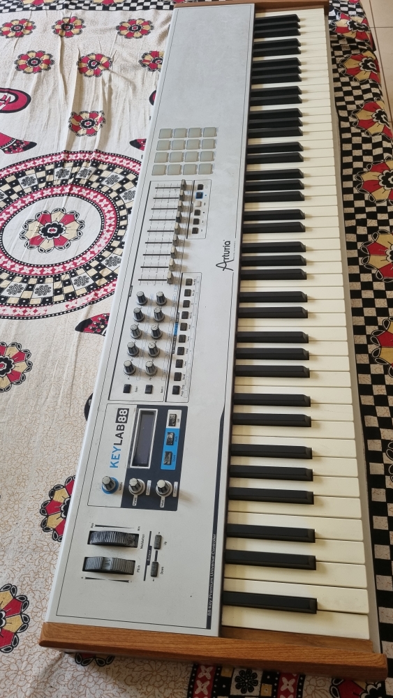 Buy Used 'Arturia Keylab 88 Weighed Midi Keyboard' Online Bajaao Used