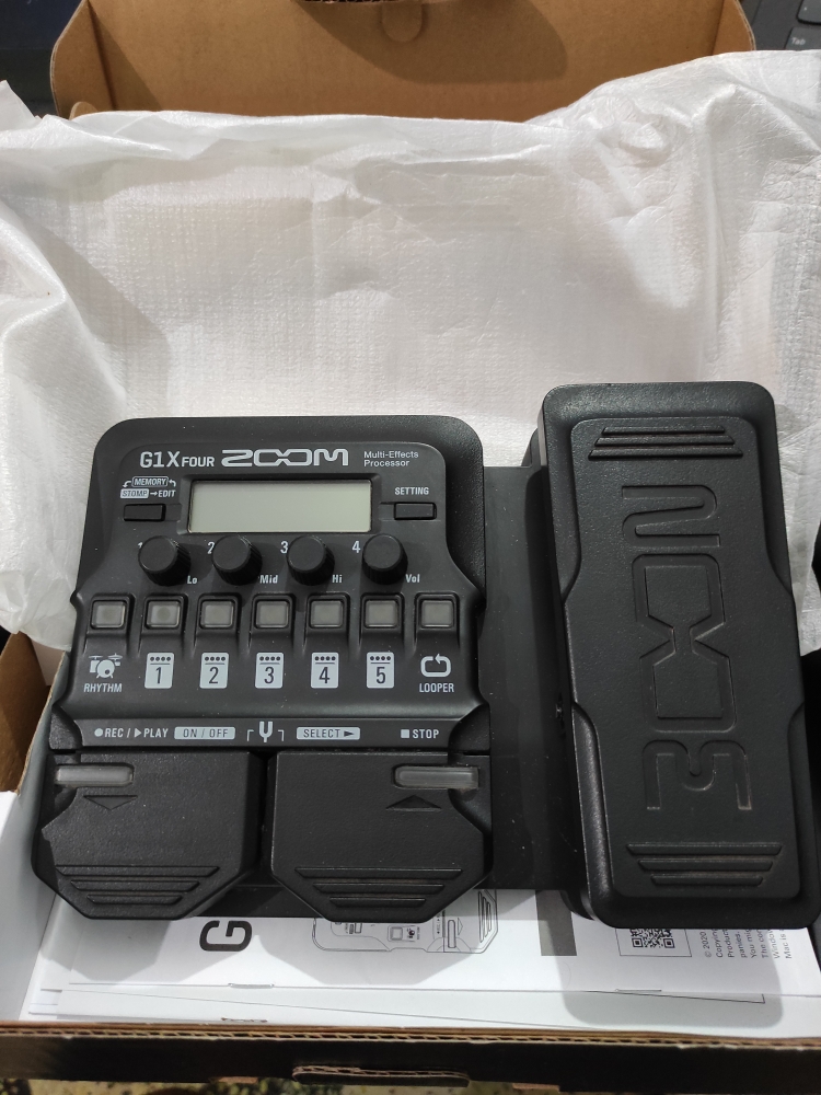 Zoom G1X Four Multi Effect Processor+ Zoom Original Adaptor