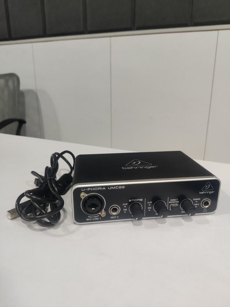 Buy Used 'Behringer Uphoria Umc22 Audiophile 2x2 USB Audio Interface with MIDAS Mic Preamplifier
