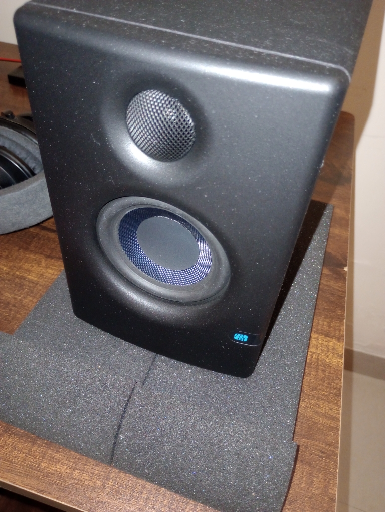 PreSonus Eris E4.5 Monitor Speakers + Adam Hall Monitor Stands +