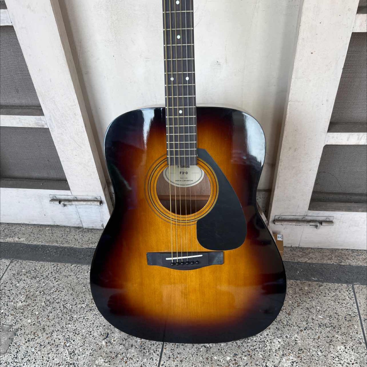 Yamaha f330 store acoustic guitar